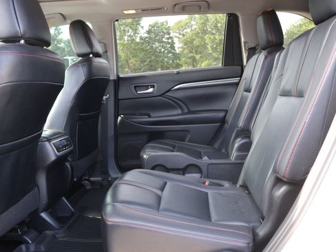 Used 2019 Toyota Highlander SE w/ Protection Package #3 AWD/4WD image 16