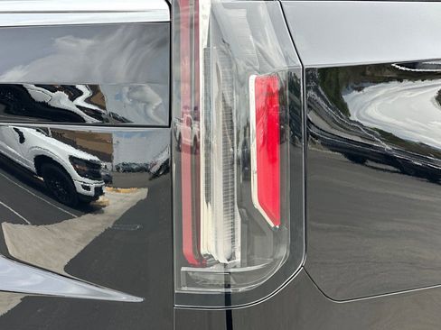 Used 2023 Cadillac Escalade Premium Luxury AWD/4WD image 28