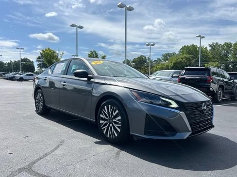 Used 2025 Nissan Altima 2.5 SV FWD image 4