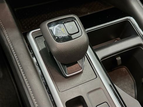 Used 2025 Nissan Pathfinder SV image 24