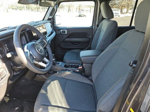 Used 2025 Jeep Wrangler Sahara image 20