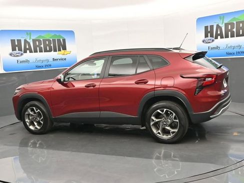 Used 2025 Chevrolet Trax LT w/ LT Convenience Package image 3