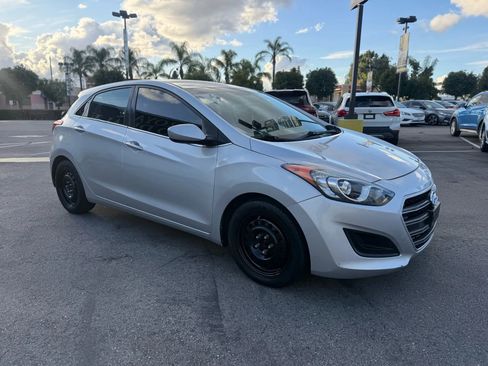 Used 2017 Hyundai Elantra GT image 3