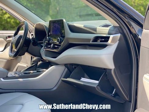 Used 2023 Toyota Highlander XLE image 19