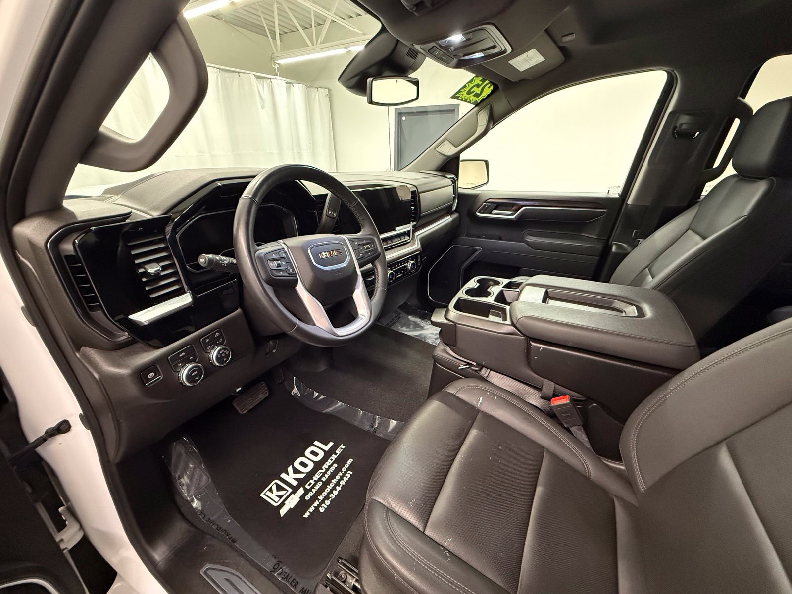 Used 2025 GMC Sierra 1500 SLT AWD/4WD image 11