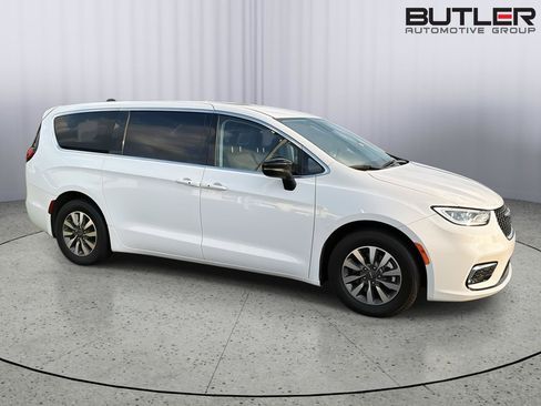 Used 2024 Chrysler Pacifica Limited FWD image 7