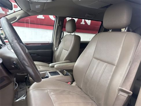 Used 2013 Chrysler Town & Country Touring image 11