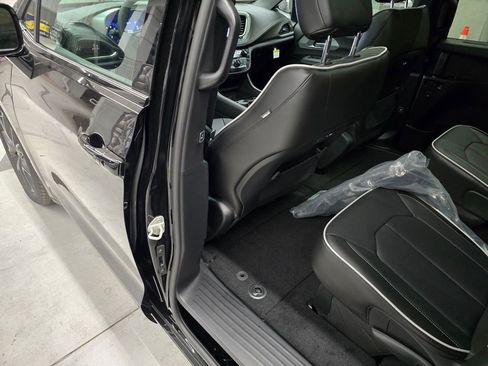 New 2026 Chrysler Pacifica Limited w/ S Appearance Package AWD/4WD image 26