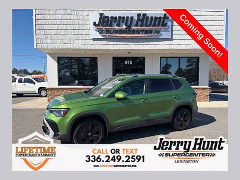 Used 2025 Volkswagen Taos SE w/ Black Wheel Package image 1