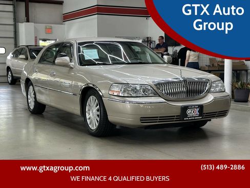Used 2004 Lincoln Town Car Executive image 1