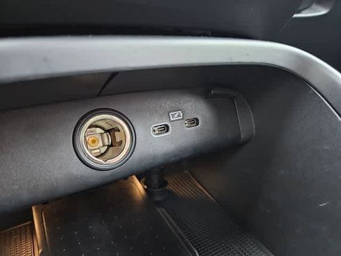 Used 2023 Volvo XC40 B5 Plus image 33