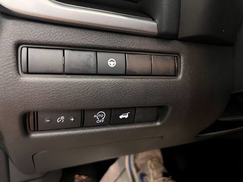 Used 2025 Nissan Rogue SV AWD/4WD image 18
