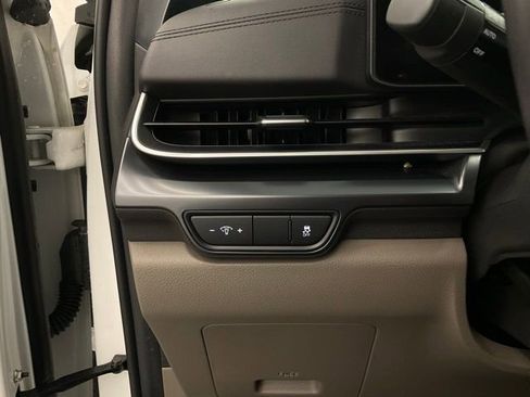 Used 2025 Kia Carnival FWD image 14
