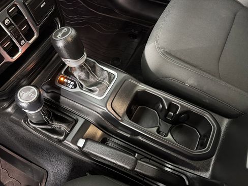 Used 2020 Jeep Wrangler Unlimited Sahara image 23