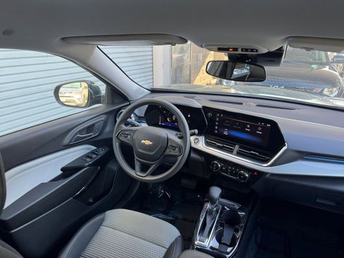 Used 2025 Chevrolet Trax LT image 34