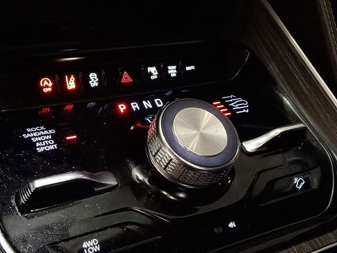 Used 2023 Jeep Wagoneer Series III w/ Premium Group I image 9