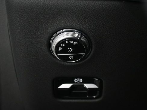 Used 2023 Mercedes-Benz GLC 300 4MATIC image 9