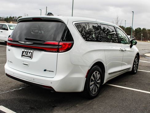 Used 2023 Chrysler Pacifica Limited FWD image 7