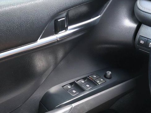 Used 2019 Toyota Camry SE FWD image 11