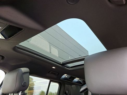 Used 2025 Land Rover Defender 110 S image 11