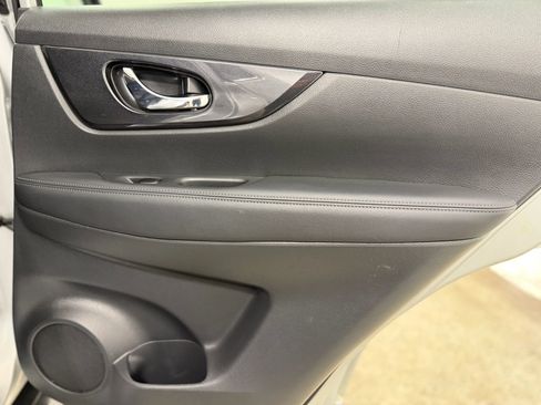 Used 2018 Nissan Rogue SV image 30