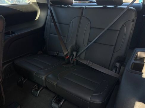 Used 2023 GMC Acadia SLT image 21