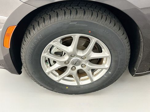 Used 2023 Chrysler Pacifica Touring-L FWD image 11