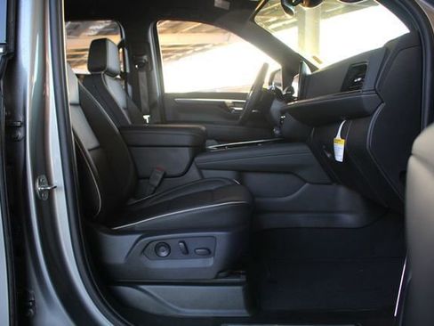 Used 2025 Chevrolet Suburban Premier image 20