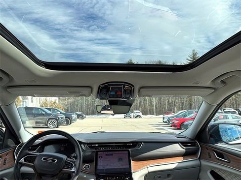 Used 2022 Jeep Grand Cherokee Summit w/ Luxury Tech Group V image 24