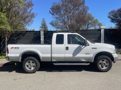 Used 2006 Ford F350 Lariat image 2