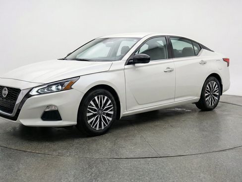 Used 2025 Nissan Altima 2.5 SV FWD image 3