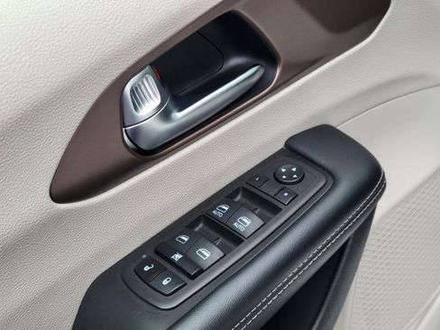 Used 2023 Chrysler Voyager LX FWD image 7