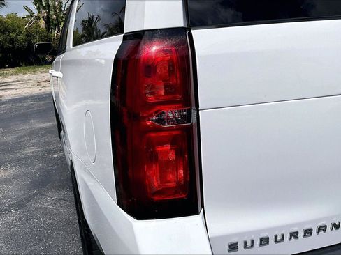 Used 2018 Chevrolet Suburban LT RWD image 23