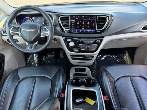 Used 2023 Chrysler Pacifica Touring-L image 16