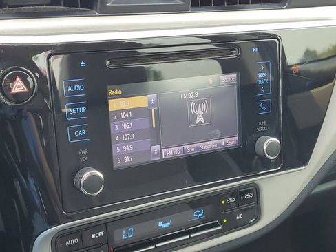 Used 2018 Toyota Corolla LE FWD image 19