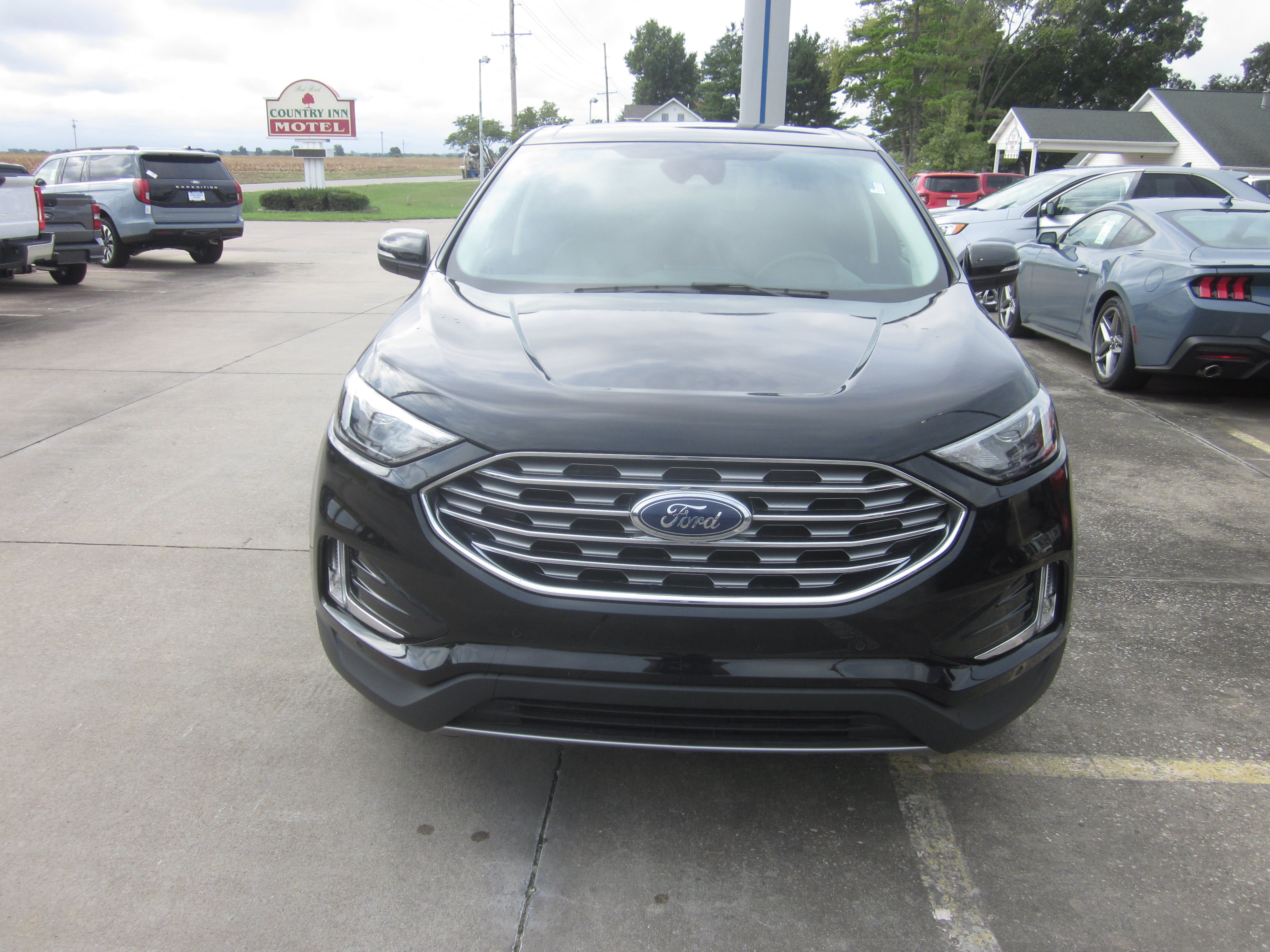 Used 2024 Ford Edge Titanium AWD/4WD image 2