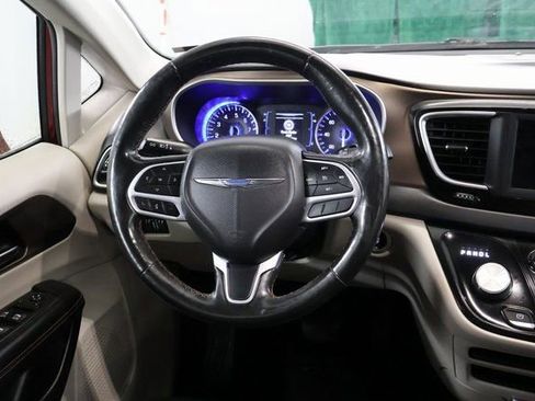 Used 2019 Chrysler Pacifica Touring-L image 14