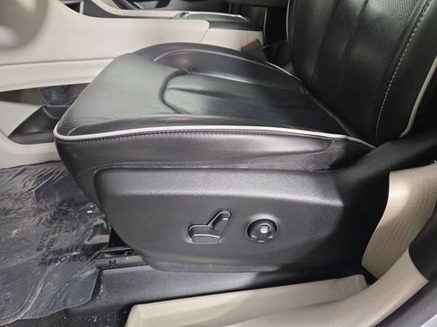 Used 2024 Chrysler Pacifica Limited AWD/4WD image 30