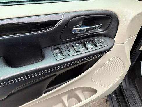 Used 2017 Dodge Grand Caravan SXT image 13