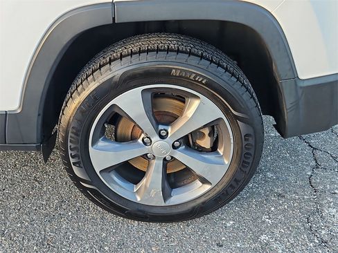 Used 2019 Jeep Cherokee Limited image 8