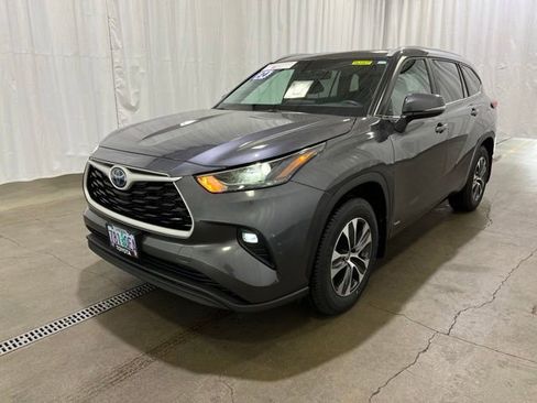 Certified 2024 Toyota Highlander XLE AWD/4WD image 8
