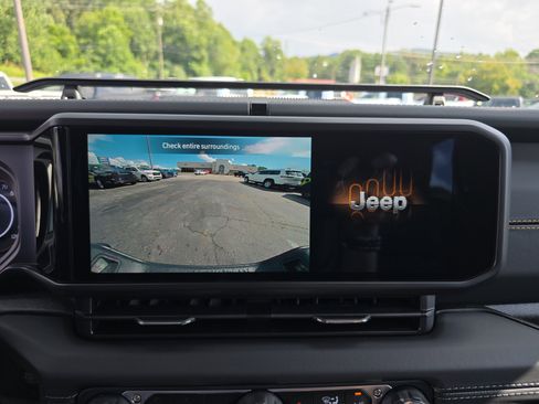 New 2025 Jeep Gladiator Sport w/ Premium Package image 19