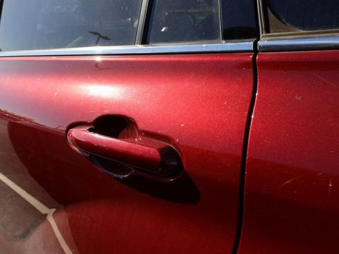 Used 2021 Toyota Highlander XLE image 9