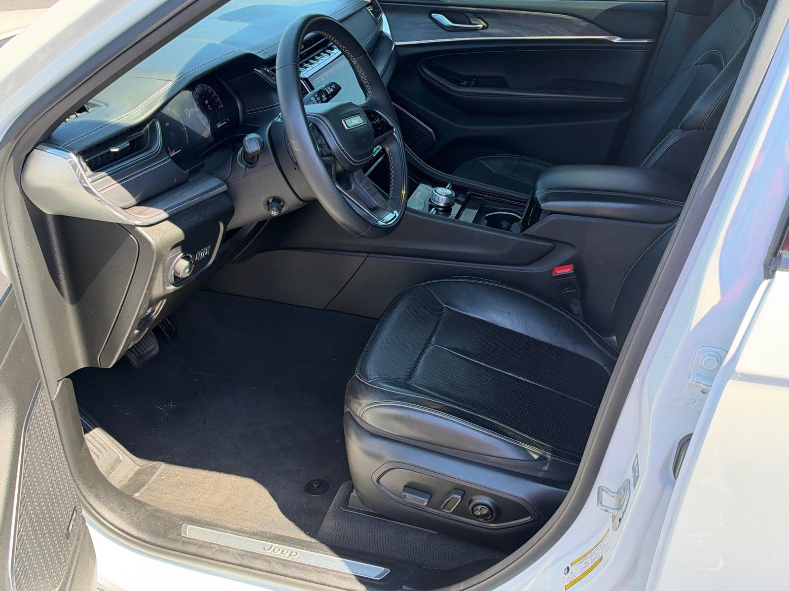 Used 2023 Jeep Grand Cherokee Overland AWD/4WD image 9