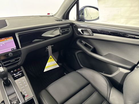 Certified 2025 Porsche Macan image 28
