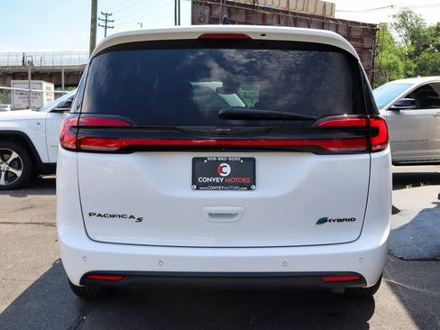 Used 2024 Chrysler Pacifica Limited FWD image 6