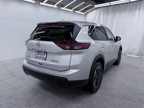 Used 2024 Nissan Rogue SV AWD/4WD image 2