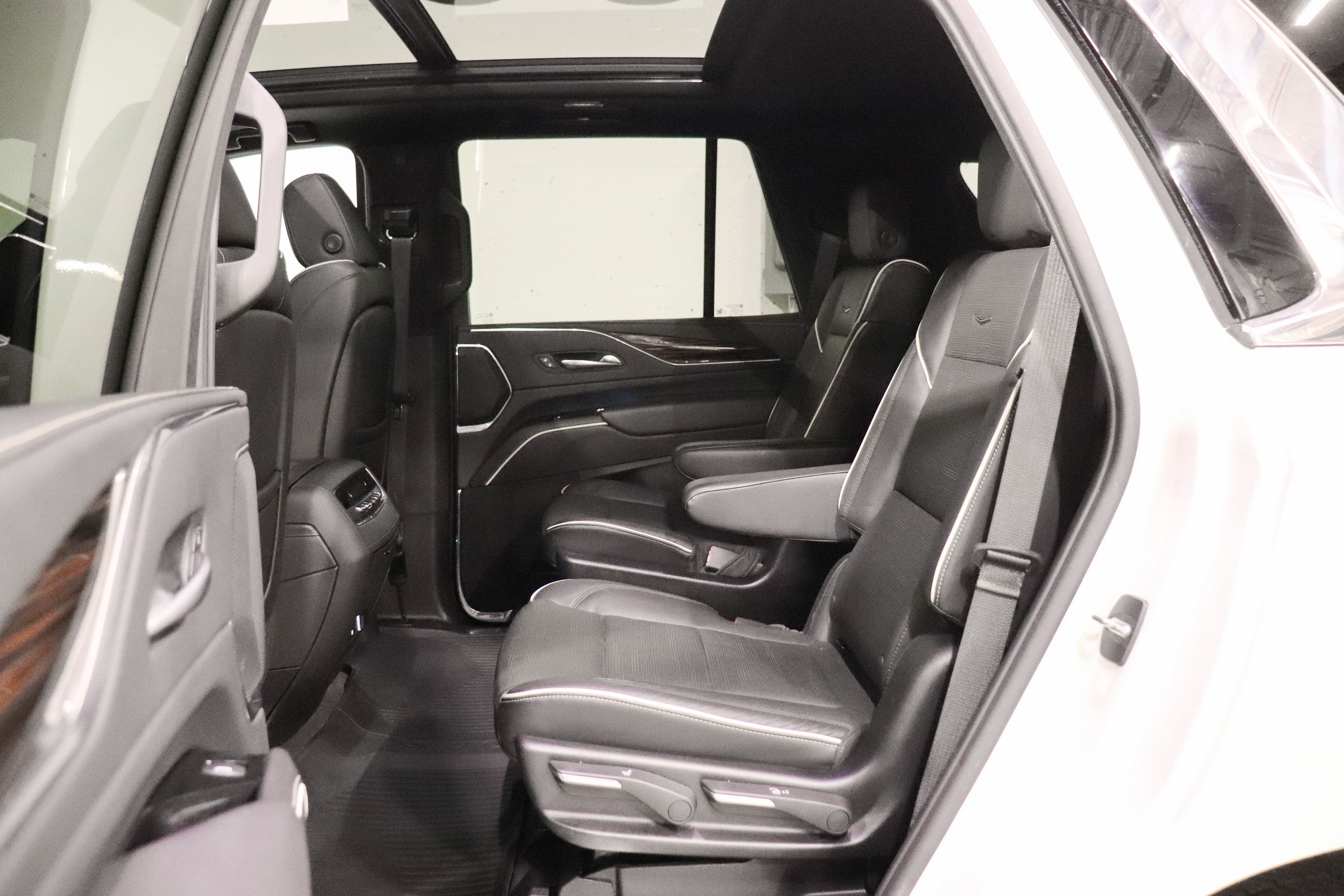 Used 2023 Cadillac Escalade Premium Luxury w/ LPO, Floor Liner Package AWD/4WD image 16