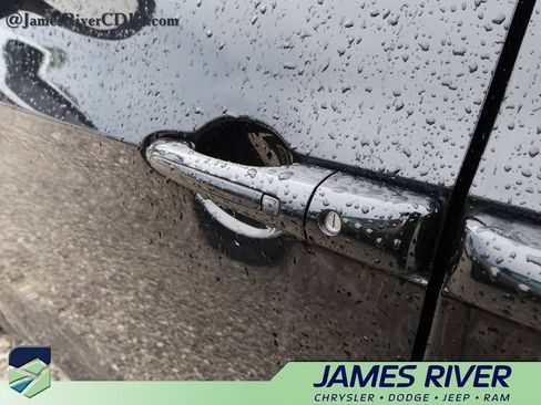 Used 2025 Chrysler Pacifica Select FWD image 19