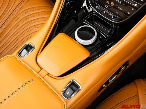 Used 2019 Aston Martin DB11 Volante RWD image 32